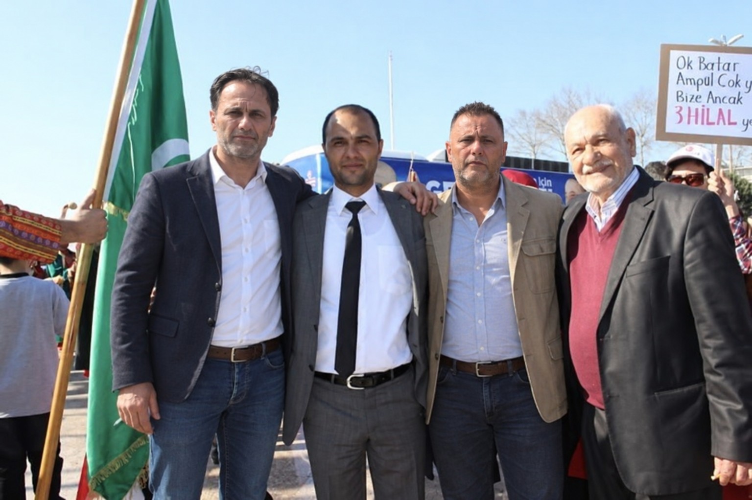 Dursun Tepedelen bir etkinlikte çalışma arkadaşlarıyla