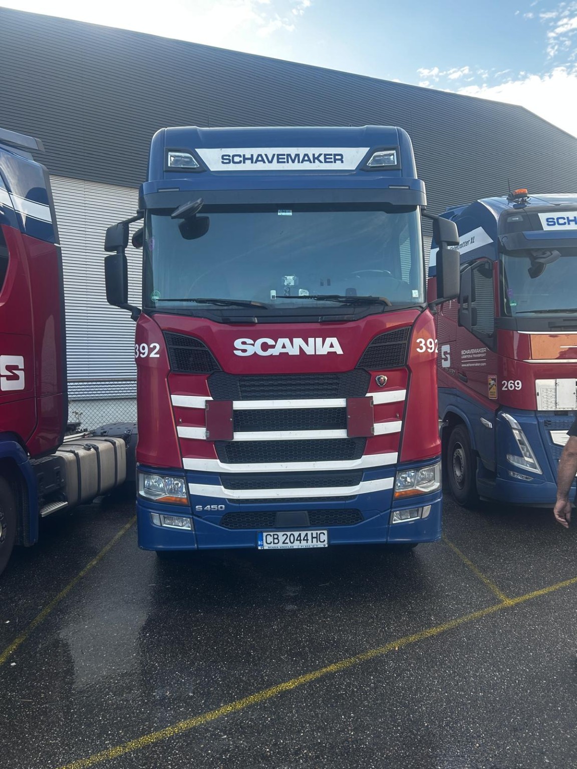 Efe Transport filosundaki kırmızı ve lacivert Scania çekici