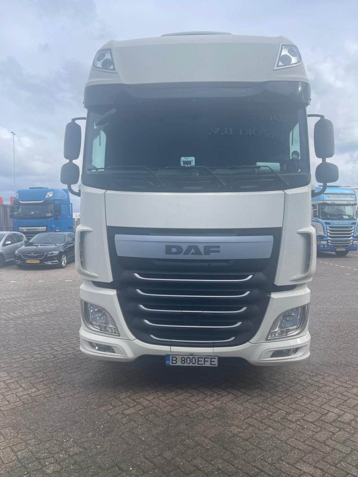 Efe Transport plakalı beyaz DAF çekici