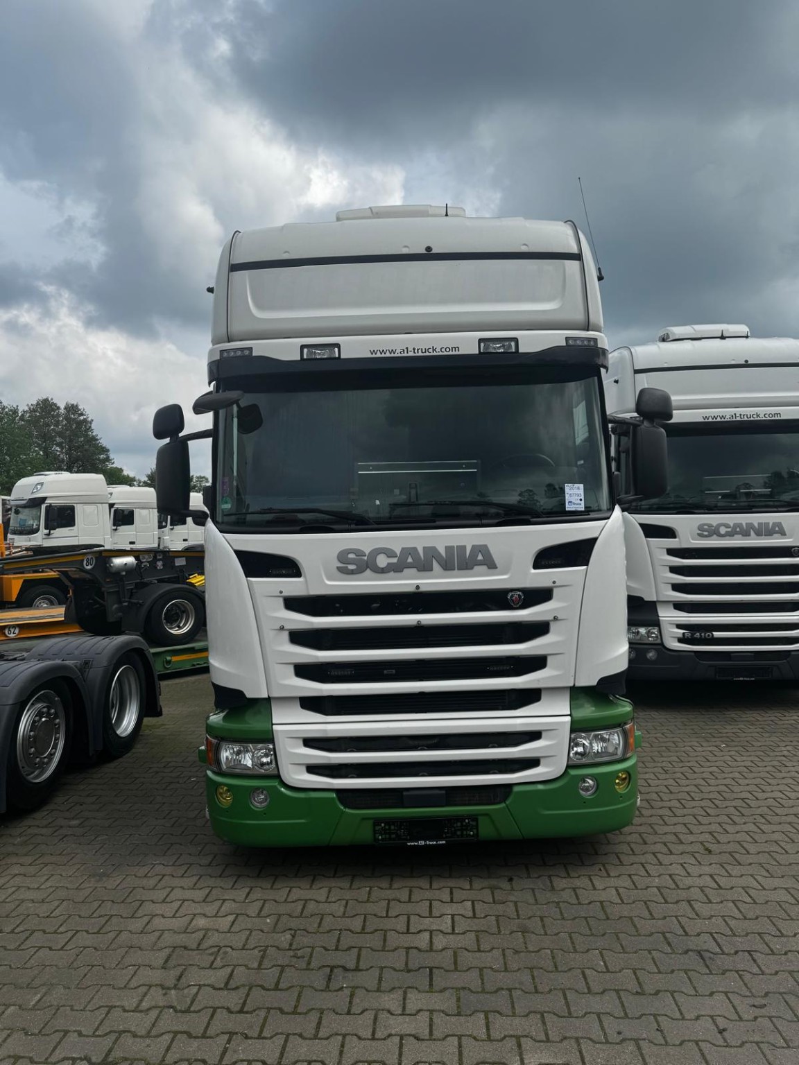Filodaki beyaz ve yeşil Scania çekici